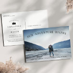 Our Adventure Begins | De foto bewaart de Datum Aankondigingskaart<br><div class="desc">Een rustic sparen het briefkaart van de datumfoto voor de buitenkant en het avontuurlijk paar, dat wordt ontworpen om uw favoriete horizontale of landschapgeoriënteerde volledig-aftapte foto van het verloving aan te passen. "Ons avontuur begint" verschijnt als een zwarte bovenlaag, met uw namen, trouwdatum en trouwlocatie onderaan. De briefkaarten keren aan...</div>
