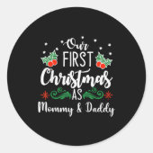 Our First Christmas As Mommy And Daddy  Ronde Sticker (Voorkant)