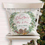 Our First Christmas as Mr & Mrs Rustic Pine Wreath Kussen<br><div class="desc">Celebrate your First Marriott Christmas with this beautiful festival: "Dag design throw pillow". It features a watercolor foliday ath comprised of snow berries, pine cones and sprigs, red berries and nep bronze bells, on nature ral loking vals birch bark background. "Christmas" en Mr. "are printed in festive red hand lettered...</div>