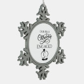 Our First Christmas Engaged 2025 Engagement Tin Sneeuwvlok Ornament (Links)
