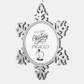 Our First Christmas Engaged 2025 Engagement Tin Sneeuwvlok Ornament (Rechts)
