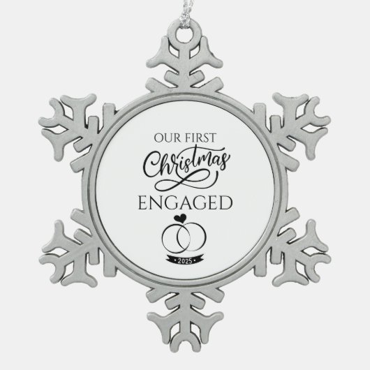 Our First Christmas Engaged 2025 Engagement Tin Sneeuwvlok Ornament (Voorkant)