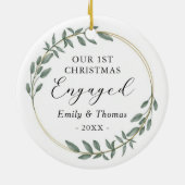 Our First Christmas Engaged Greenery Gold Wreath Keramisch Ornament (Achterkant)