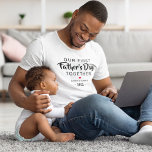 Our First Father's Day Together T-shirt<br><div class="desc">Gepersonaliseerd vaderdag t-shirt met het schattige gezegde "onze eerste vaders dag samen",  een rood hart,  namen en het jaar.</div>