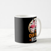 Our Flock Rocks Flamingo Halloween Costume Matchin Koffiemok (Voorkant rechts)