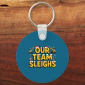 Our Team Sleighs Christmas Construction Worker In  Sleutelhanger (Voorkant)