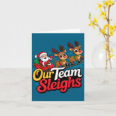 Our Team Sleighs Christmas Reindeers And Santa Off Kaart (Gele Bloem)