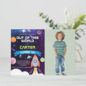Out of This World Space Verjaardag Foto Uitnodigin Kaart (Staand voorkant)
