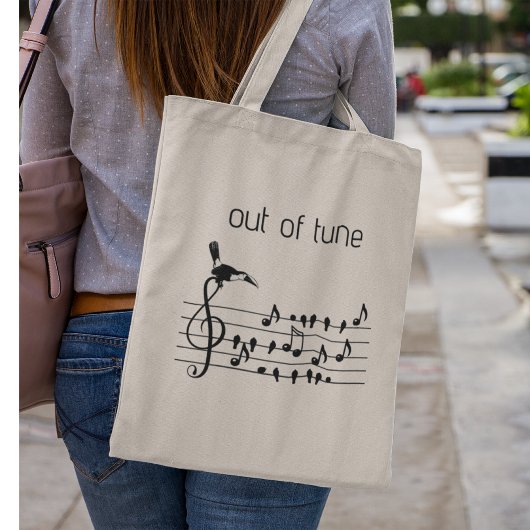 Out of Tune, toekan bij zangvogels Tote Bag
