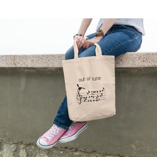 Out of Tune, toekan bij zangvogels Tote Bag