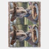 Outback Delight: A Kangaroo Eats Aussie Meat Pie Deken (Voorkant Verticaal)