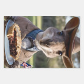 Outback Delight: A Kangaroo Eats Aussie Meat Pie Inpakpapier Vel (Voorkant 3)