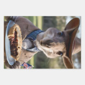 Outback Delight: A Kangaroo Eats Aussie Meat Pie Inpakpapier Vel (Voorkant 2)