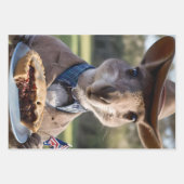 Outback Delight: A Kangaroo Eats Aussie Meat Pie Inpakpapier Vel (Voorkant)