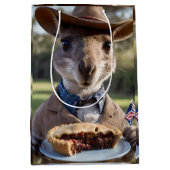 Outback Delight: A Kangaroo Eats Aussie Meat Pie Medium Cadeauzakje (Voorkant)