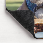 Outback Delight: A Kangaroo Eats Aussie Meat Pie Muismat (Hoek)