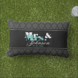 Outdoor Mr en Mrs gooien kussen voor pasgetrouwden<br><div class="desc">Gepersonaliseerde Mr en Mrs outdoor gooi kussen elegante stijl. Schattige buiten bruiloft geschenk idee voor nieuw bruiloften. Personaliseer met de naam van bruid en bruidegom / man en vrouw. Stijlvol patroonontwerp met stijlvolle typografie. Script tekst. Blauwgroen blauw / turquoise, grijs, wit en zwart kleuren met diamantvormig patroon. Stijlvol interieur cadeau...</div>