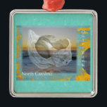 Outer Banks North Carolina Seashell & Surf Metalen Ornament<br><div class="desc">Dit is een combinatie van twee afbeeldingen - een van de zonsondergang op de oceaan en een tweede van een met golven gewassen zeeschelp (overlay op de eerste). De Outer Banks, North Carolina's barrièreeilanden, staan bekend om hun schoonheid.</div>