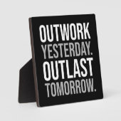 Outwork gisteren, outlast morgen - Motivatie Fotoplaat (Voorkant)