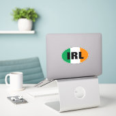 Oval IRL vinyl auto sticker met Irish flag (Laptop op bureau)