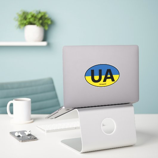 Oval Ukraine vlag land code vinyl auto sticker (Laptop op bureau)