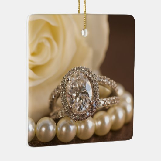 Ovale Diamond Ring and White Rose Wedding Keramisch Ornament (Rechts)