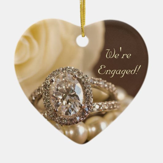 Ovale Diamond Verloving Ring en White Rose Keramisch Ornament (Voorkant)