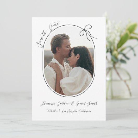 Ovale foto met dunne rand en een minimale strik save the date (Staand voorkant)