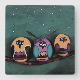 Ovale gespleten eigendom tegen primitieve kunst va vierkante klok