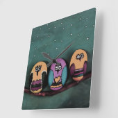 Ovale gespleten eigendom tegen primitieve kunst va vierkante klok (Hoek)