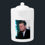 Ovale Kantoor van het President John F. Kennedy Theepot<br><div class="desc">The Oval Office became John F. Kennedy's command center during his tumultuous presidency. Stepping away from the grandiosity of previous presidents, JFK preferred a more intimate setting for meetings and decision-making. The iconic image of him rocking in his rocking chair, gifted by a rocking chair manufacturer during his campaign, became...</div>