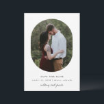 Ovale lijst save the date<br><div class="desc">Sla de datum op fotokaart met één enkele foto en modern type. Foto van unsplash.com</div>