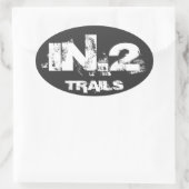 Ovale sticker IN.2 TRAILS wit op zwart (Tas)
