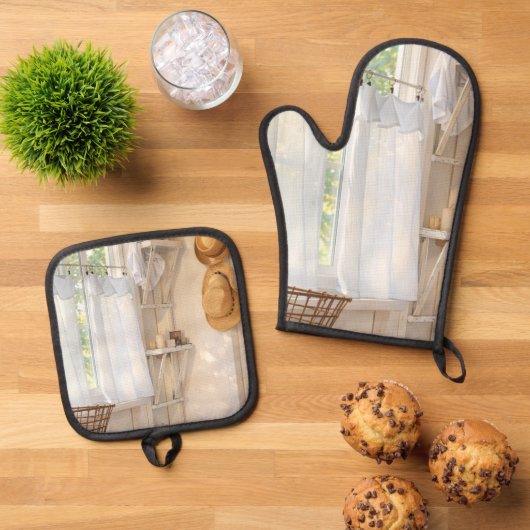 Oven Mitt & Pot Holder Set Curtain in the Wind (Top down)
