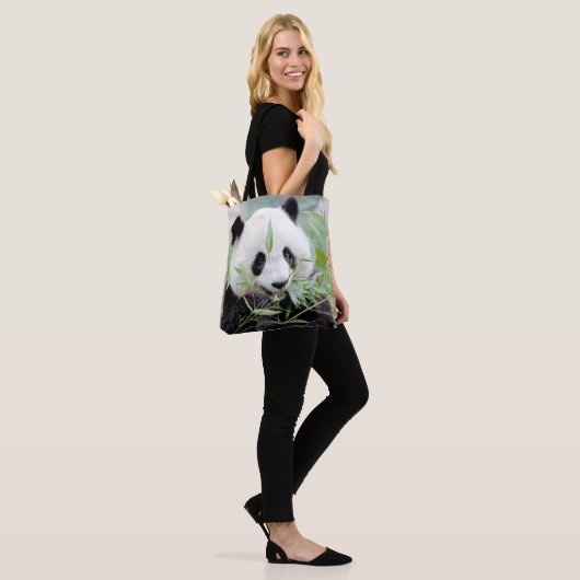 Over de canvas tas. Foto reuzenpanda, panda-wedstr Tote Bag (Op model)