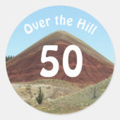 Over de heuvel 50e verjaardag Grappig Ronde Sticker (Voorkant)