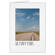 Over de kilometers lege snelweg scene