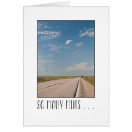 Over de kilometers lege snelweg scene