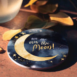 Over de Moon Celestial Baby shower Stars Space Ronde Kartonnen Onderzetter<br><div class="desc">Viel de komst van een nieuwe kleine ster met deze betoverende onderzetters op papier van baby shower, met een radiant gouden maan en schitterende sterren op een diepblauwe ruimte achtergrond, allemaal prachtig teruggegeven in waterverven. De kopbal, "We zijn over de maan!", voegt een beetje vreugde en opwinding toe aan deze...</div>