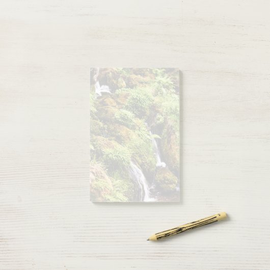 Over en onder post-it® notes (Op bureau)