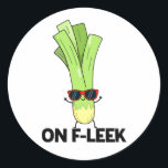 Over Fleek Funny Veggie Leek Pun Ronde Sticker<br><div class="desc">Op Fleek is Funny Veggie Leek Pun een schattige stelletje prei die op vloek kijkt in zijn zonnebril. Funny Pun cadeau voor familie en vrienden die van groente,  prei en puns houden.</div>