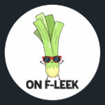 Over Fleek Funny Veggie Leek Pun Ronde Sticker<br><div class="desc">Op Fleek is Funny Veggie Leek Pun een schattige stelletje prei die op vloek kijkt in zijn zonnebril. Funny Pun cadeau voor familie en vrienden die van groente, prei en puns houden.</div>