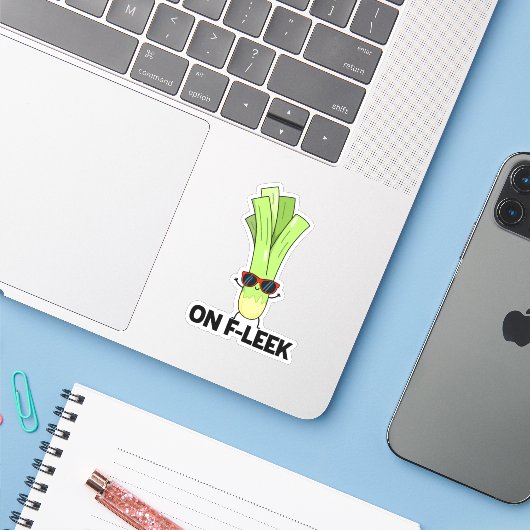 Over Fleek Funny Veggie Leek Pun Sticker (Laptop met iPhone)