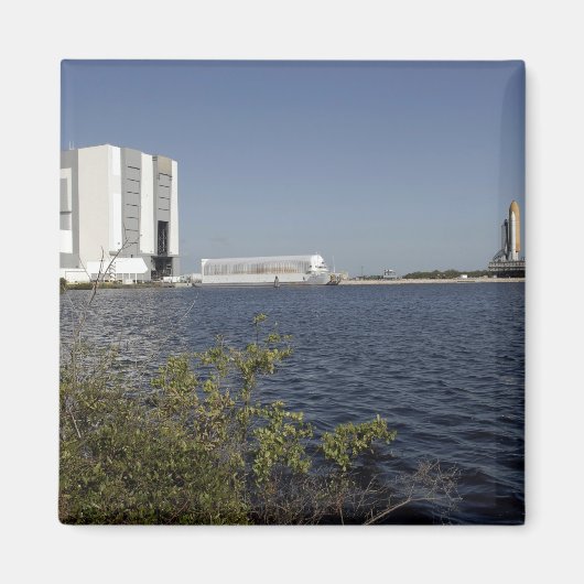 Over het bekken bekeken, Space Shuttle Atlantis Magneet (Voorkant)