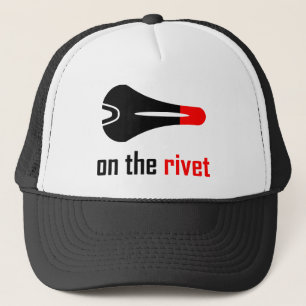 Over het fietsen van de rivet trucker pet