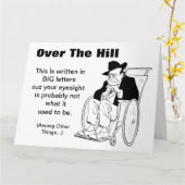 Over het Man van de heuvel in Wheelstoel Old Fart Kaart (Gele Bloem)