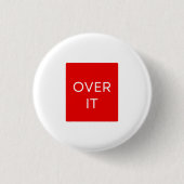 "OVER IT" Statement Graphic Tee Design Ronde Button 3,2 Cm (Voorkant)