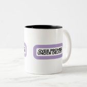 Over Promise Under Deliver Minimalist Typographic  Tweekleurige Koffiemok (Voorkant rechts)