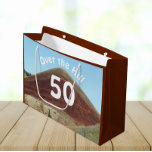 Over the Hill 50th Birthday Milestone Groot Cadeauzakje<br><div class="desc">Maak licht van iemands 50e verjaardag mijlpaal vieren met deze leuke,  grote stijl cadeau tas die de foto afbeelding van een steile heuvel samen met de klassieke "Over the Hill" leeftijd grap bevat. Kies uit een glanzende of matte stijl.</div>