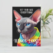 Over the Hill Sphynx Kat Hang Losse Verjaardag (Staand voorkant)